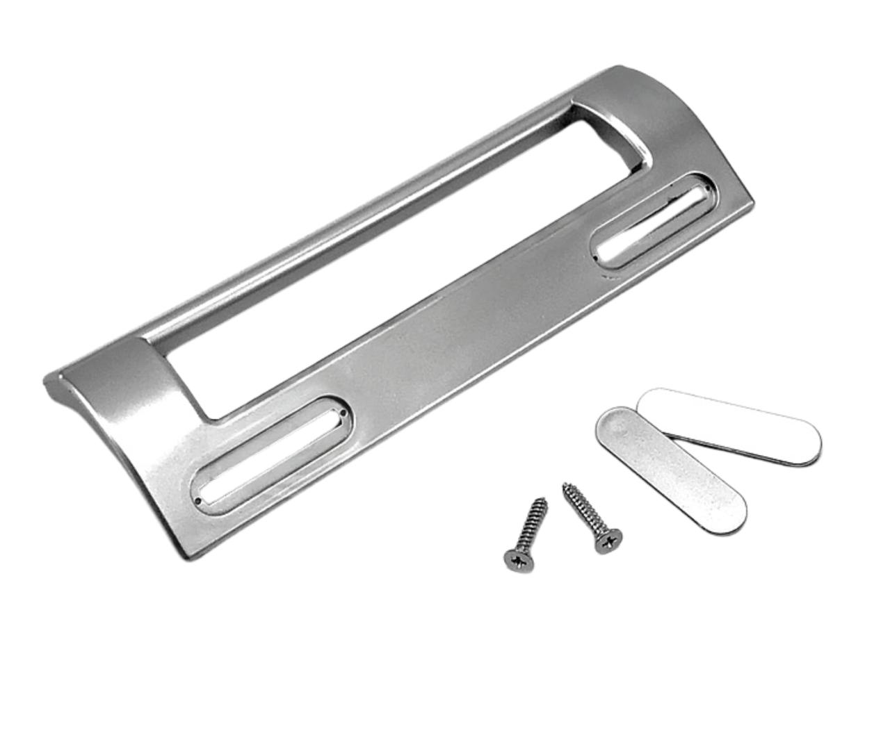 Universellt silverfärgat handtag för kylskåp och frys.